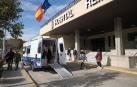 Una ambulancia del  transporte sanitario, en la fachada principal del Hospital Reina Sofía de Tudela