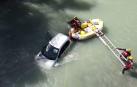 Un momento de uno de los entrenamientos de rescate de víctimas en coches sumergidos