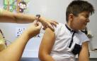 Una enfermera aplica la vacuna contra el papiloma humano a un niño en Galicia