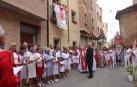 Los auroros de Villafranca cantan ante la imagen de la patrona de la localidad durante su desfile procesional