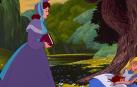 A Alicia le aburren las historias, “sin dibujos ni diálogos”, que le cuenta su hermana  Mathilda, que ejerce de educadora de la pequeña. En la imagen, extraída de la película de Walt Disney, la niña duerme plácidamente a la sombra de un árbol y junto a un riachuelo, mientras su hermana mayor con un libro sobre la conquista de América entre sus manos se desespera al comprobar su desinterés. Esta cinta, al igual que otras muchas, está inspirada en el relato ‘Alicia en el país de las maravillas’, del escritor y matemático británico Lewis Caroll (1865).