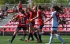 Vera celebra su gol con sus compañeras