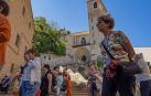 Un grupo de turistas pasea junto a la iglesia de San Pedro de la Rúa de Estella