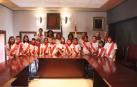 La corporación infantil de las fiestas de Villafranca, con la alcaldesa Mª Carmen Segura -segunda fila, en el centro- y ediles del consistorio.