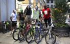 Las bicis, en el aparcabicis de la plaza con sus ‘liberadores’