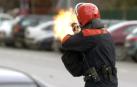 Un agente de la Ertzaintza dispara una pelota de goma