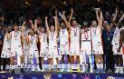 Los jugadores de la selección española de baloncesto celebra el triunfo en Berlín.