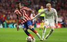 Reinildo Mandava del Atletico de Madrid y Federico Valverde del Real Madrid, en una jugada durante el partido