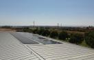 A la derecha, las nuevas placas fotovoltaicas que se han añadido sobre la cubierta del edificio de talleres del Campus de Tudela