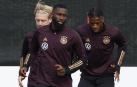 Antonio Rudiger se entrena junto a los compañeros de la selección alemana Armel Bella-Kotchap y Julian Brandt