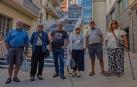 Desde la izda., Javier Legarda, Jesús Pérez, Jesús San Félix, Carmen Zaborras, Roberto García e Idoya Tobes,  frente a las escaleras y junto al ascensor, estos días parado mientras se arregla, ponen voz a las quejas vecinales
