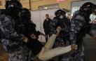 Varios policías rusos se llevan detenido a un manifestante que protestaba por la movilización de reservistas de Putin para la guerra en Ucrania