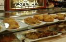 La barra de fritos y pinchos del café Roch antes de su cierre