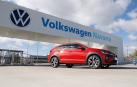 Un Volkswagen Taigo en el acceso principal a la fábrica de Landaben