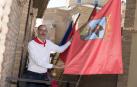 Gorka García, en el balcón del Ayuntamiento con la bandera de Corella.