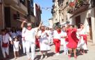 Un grupo de mujeres baila al son de la charanga en el pasacalles posterior a la misa.