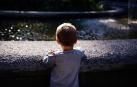 Un niño, frente a una fuente