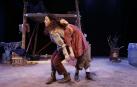 Laura Villanueva (izq.) y Eva Azpilikueta, en una escena de 'La casa más pequeña?