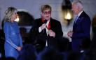 Elton John, con la medalla nacional de las humanidades de Estados Unidos que recibió de manos de Joe Biden