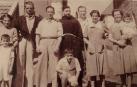 El niño que aparece a la derecha de la fotografía en brazos de su madre no es un bebé cualquiera: es mi padre. Corría agosto de 1948 y él sumaba siete meses en las fiestas patronales de Espinal, su pueblo. A la izquierda de la imagen, el más alto y guapo, con camisa negra anudada a la cintura, posa su tío Bernardo, que entonces tenía 26 años y trabajaba en una serrería. En 1952, con 30 y aún soltero, emigró a América. Viajó hasta el norte de Argentina, donde formó su familia. Su hija mayor, Marita, y su nieta Lorena acaban de visitar sus orígenes.