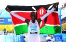 Eliud Kipchoge celebra la consecución del nuevo récord del mundo