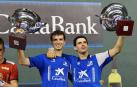 Julen Martija y Jokin Altuna alzan el título de campeones de San Mateo. A la derecha, Jon Mariezkurrena aplaude a sus rivales