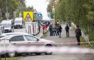 Policía y servicios de emergencia, en los alrededores de la escuela de Izhevsk, donde ha tenido lugar el tiroteo