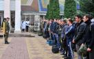 Hombres reclutados rusos asisten a una ceremonia de despedida frente a una oficina de reclutamiento en Bataysk