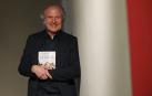 El escritor Emilio del Río posa con su tercer y último libro de divulgación de la cultura clásica, ‘Locos por los clásicos’.