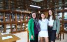 Luana Valle (izq.) e Irene Arbizu, posando junto a su profesora Eva Ruiz en la Biblioteca del Instituto Plaza de la Cruz