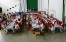 Las asistentes a la comida celebrada en el frontón municipal de Cortes, juntas antes de iniciar el ágape de hermandad.