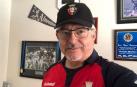 El periodista cubano Yiky Quintana, con la camiseta y la gorra de Osasuna