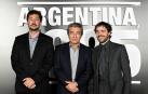 El director Santiago Mitre y los actores Ricardo Darín y Peter Lanzani en el estreno de la película 'Argentina, 1985'