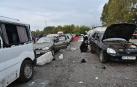 Coches dañados tras el ataque a un convoy humanitario en Zaporiyia