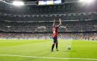 Ruben Garcia conduce el balón antes de sacar un córner en el Santiago Bernabéu en una visita anterior de Osasuna