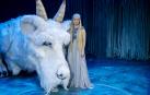 Alba Cuartero, caracterizada como Emperatriz Infantil, posando en el escenario del Teatro Calderón de Madrid junto a Fújur, el dragón volador.