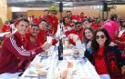 Un grupo de jóvenes brinda durante la comida que batió récord de asistencia en esta edición de las fiestas.