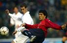 Aloisi junto al madridista Iván Helguera.