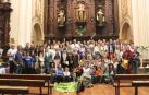 Asistentes y actores de la visita teatralizada posaron juntos al terminar en la iglesia de Villafranca