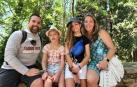 Patricia Tellechea Lorenzo, a la derecha, junto a su marido y sus dos hijas