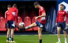 David García hace unos toques de balón antes de comenzar el entrenamiento a puerta cerrada en El Sadar