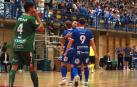 Los jugadores del Manzanares Quesos el Hidalgo celebran un gol ante la presencia de Toni Escribano
