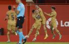 Los jugadores del FC Barcelona celebran el gol de LewandowskiFC Barcelona's Robert Lewandowski celebrates scoring their first goal with Jordi Alba and Gavi REUTERS/Vincent West