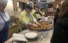Gran actividad en el mostrador de la churrería La Mañueta