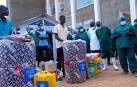 Dos pacientes reciben el alta en el hospital regional de referencie de Mubende, en Uganda