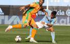 El jugador del Celta de Vigo Hugo Mayo pugna por un balón con el jugador del Real Betis William José, durante el partido de la jornada 7 de LaLiga Santander
