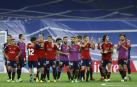 Alegría de los jugadores de Osasuna en el césped del Santiago Bernabéu tras el empate conseguido