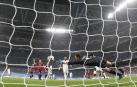 Sergio Herrera no alcanza a despejar el balón en el gol del Real Madrid