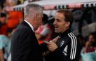 Saludo entre Carlo Ancelotti y Jagoba Arrasate antes del partido