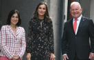 La reina Letizia junto a la ministra de Sanidad, Carolina Darias, a su llegada al acto institucional del 'Día Mundial de la Salud Mental 2022', este miércoles en Madrid